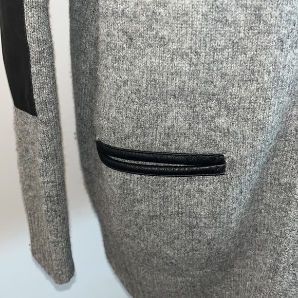 Madewell Leather Trim Cardigan Small excellent pre-owned condition.  Lambs wool. - Picture 2 of 8